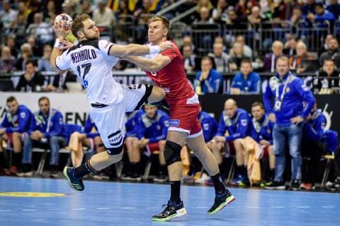Deutschland vs Russland, Handball Weltmeisterschaft 2019, 14.01.2019 Steffen Weinhold (GER 17) und Daniil Shishkarev (RUS 6) beim Spiel zwischen Russland und Deutschland bei der Handball Weltmeisterschaft in Berlin am 14.01.2019, , Berlin BER Germany Mercedes-Benz-Arena