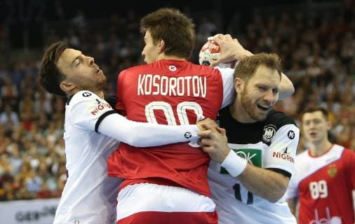 Patrick Groetzki (l.) und Steffen Weinhold (Deutschland,re.) stoppen Sergei Mark Kosorotov (Russland) beim Spiel Russland gegen Deutschland der Handball- WM 2019 der Maenner am 14.01.2019 in der Mercedes-Benz Arena in Berlin Handball - WM 2019 - Gruppe A - Deutschland - Russland