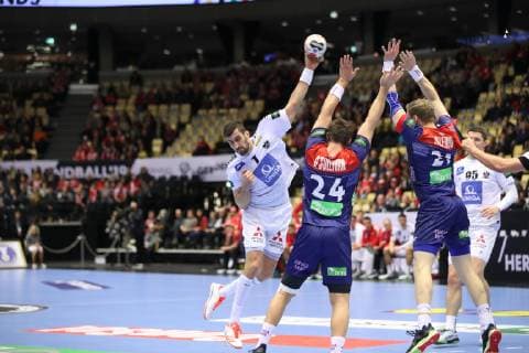 26th Mens Handball World Championship WM Weltmeisterschaft Norwegen vs Oesterreich, 14.01.19 Janko Bozovic (Oesterreich, 07) gegen Christian O Sullivan (Norwegen, 24) und Harald Reinkind (Norwegen, 27)