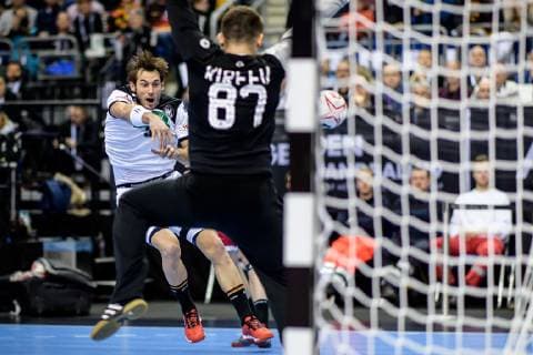 Deutschland vs Russland, Handball Weltmeisterschaft 2019, 14.01.2019 Uwe Gensheimer (GER 3) mit einem Tor gegen Victor Kireev (RUS 87) beim Spiel zwischen Russland und Deutschland bei der Handball Weltmeisterschaft in Berlin am 14.01.2019, , Berlin BER Germany Mercedes-Benz-Arena