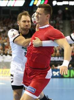 Steffen Weinhold (Deutschland) versucht Dmitrii Zhitnikov (Russland) zu stoppen beim Spiel Russland gegen Deutschland der Handball- WM 2019 der Maenner am 14.01.2019 in der Mercedes-Benz Arena in Berlin Handball - WM 2019 - Gruppe A - Deutschland - Russland