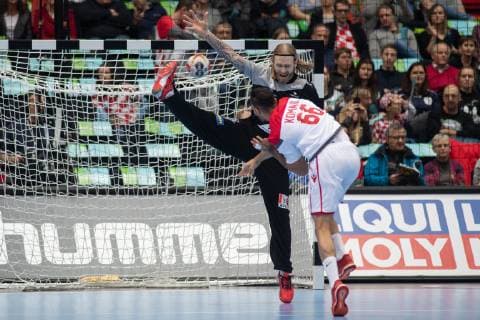 Handball WM, 2019, Vorrunde, Gruppe B, München, Olympiahalle, Begegnung Island - Bahrain, im Bild: Björgvin Gustavsson, Komail Ali Mahfud , @Martin Hangen hangenfoto