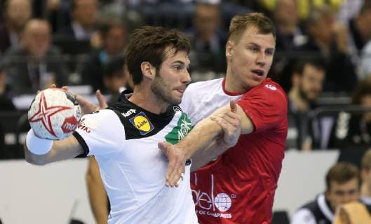 Uwe Gensheimer (Deutschland) am Ball, Daniil Shishkarev (Russland) wehrt ab beim Spiel Russland gegen Deutschland der Handball- WM 2019 der Maenner am 14.01.2019 in der Mercedes-Benz Arena in Berlin Handball - WM 2019 - Gruppe A - Deutschland - Russland