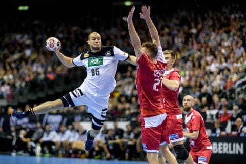 Deutschland vs Russland, Handball Weltmeisterschaft 2019, 14.01.2019 Paul Drux (GER 95) beim Torwurf gegen Gleb Kalarash (RUS 21) beim Spiel zwischen Russland und Deutschland bei der Handball Weltmeisterschaft in Berlin am 14.01.2019, , Berlin BER Germany Mercedes-Benz-Arena