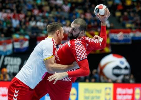 Muenchen, Deutschland, 14.01.2019, IHF Handball WM 2019, Gruppe B, Kroatien - Mazedonien, Velko Markoski (MKD) und Zeljko Musa (CRO) im Zweikampf ( DeFodi048