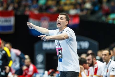 Muenchen, Deutschland, 14.01.2019, IHF Handball WM 2019, Gruppe B, Kroatien - Mazedonien, Trainer Raul Gonzalez Gutierrez (MKD) gestikuliert, gestik ( DeFodi048