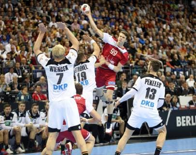 GERv IHF Handball WM Deutschland (GER) vs Russland (RUS) 14.01.2019, Mercedes Benz Arena, Berlin, GER, Deutschland vs Russland, im Bild Patrick Wiencek (GER 7), Martin Strobel (GER 19), Hendrik Pekeler (GER 13), Sergei Mark KOSOROTOV (RUS 99)