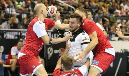 russische Abwehr um Jannik Kohlbacher (Deutschland) beim Spiel Russland gegen Deutschland der Handball- WM 2019 der Maenner am 14.01.2019 in der Mercedes-Benz Arena in Berlin Handball - WM 2019 - Gruppe A - Deutschland - Russland