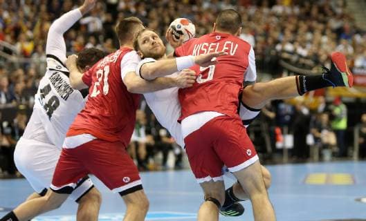 Steffen Weinhold (Deutschland) kaempft sich durch die russische Abwehr beim Spiel Russland gegen Deutschland der Handball- WM 2019 der Maenner am 14.01.2019 in der Mercedes-Benz Arena in Berlin Handball - WM 2019 - Gruppe A - Deutschland - Russland