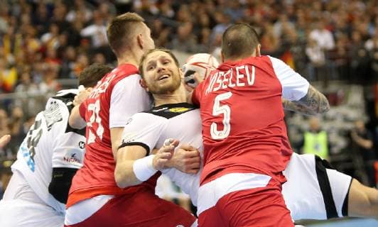 Steffen Weinhold (Deutschland) kaempft sich durch die russische Abwehr beim Spiel Russland gegen Deutschland der Handball- WM 2019 der Maenner am 14.01.2019 in der Mercedes-Benz Arena in Berlin Handball - WM 2019 - Gruppe A - Deutschland - Russland