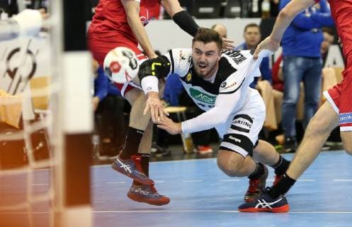 Jannik Kohlbacher (Deutschland) kaempft sich durch die Abwegr beim Spiel Russland gegen Deutschland der Handball- WM 2019 der Maenner am 14.01.2019 in der Mercedes-Benz Arena in Berlin Handball - WM 2019 - Gruppe A - Deutschland - Russland