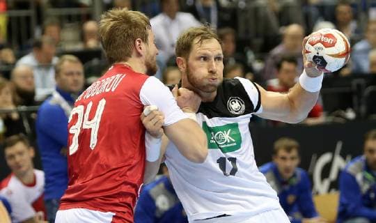 Steffen Weinhold (Deutschland) kaempft sich durch die russische Abwehr beim Spiel Russland gegen Deutschland der Handball- WM 2019 der Maenner am 14.01.2019 in der Mercedes-Benz Arena in Berlin Handball - WM 2019 - Gruppe A - Deutschland - Russland