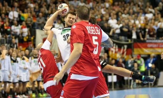 Fabian Boehm (Deutschland) kaempft sich durch die Abwehr beim Spiel Russland gegen Deutschland der Handball- WM 2019 der Maenner am 14.01.2019 in der Mercedes-Benz Arena in Berlin Handball - WM 2019 - Gruppe A - Deutschland - Russland