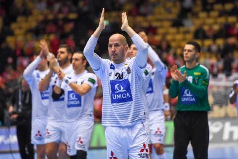 HANDBALL - IHF WC, NOR vs AUT HERNING,DENMARK,14.JAN.19 - HANDBALL - IHF Men s World Championships, international match Länderspiel Norway vs Austria. Image shows Robert Weber (AUT) and the austria team after the match. GEPAxpictures xOliverxLerch