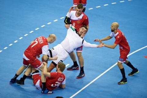 Handball Berlin 14.01.2019 Weltmeisterschaft 2019 Weltmeisterschaften der Männer Gruppe A Russland (RUS) - Deutschland (GER) Jannik Kohlbacher (Deutschland, No.48) DIBIROV Timur (Russland, No.31) re. EVDOKIMOV Egor (Russland, No.08) KOMOGOROV Vitaly (Russland, No.34) DEREVEN Aleksandr (Russland, No.17)