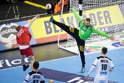 Handball Berlin 14.01.2019 Weltmeisterschaft 2019 Weltmeisterschaften der Männer Gruppe A Russland (RUS) - Deutschland (GER) Andreas Wolff (Deutschland, TW, No.33) KOMOGOROV Vitaly (Russland, No.34)