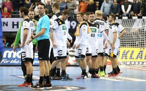 Enttaeuschung beim Team der deutschen Nationalmannschaft nach dem Unentschieden beim Spiel Russland gegen Deutschland der Handball- WM 2019 der Maenner am 14.01.2019 in der Mercedes-Benz Arena in Berlin Handball - WM 2019 - Gruppe A - Deutschland - Russland