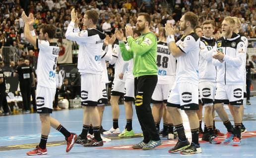 Team bedankt sich bei den Fans, Enttaeuschung der deutschen Nationalmannschaft nach dem Unentschieden beim Spiel Russland gegen Deutschland der Handball- WM 2019 der Maenner am 14.01.2019 in der Mercedes-Benz Arena in Berlin Handball - WM 2019 - Gruppe A - Deutschland - Russland