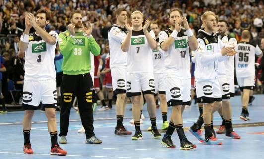 Team bedankt sich bei den Fans, Enttaeuschung der deutschen Nationalmannschaft nach dem Unentschieden beim Spiel Russland gegen Deutschland der Handball- WM 2019 der Maenner am 14.01.2019 in der Mercedes-Benz Arena in Berlin Handball - WM 2019 - Gruppe A - Deutschland - Russland