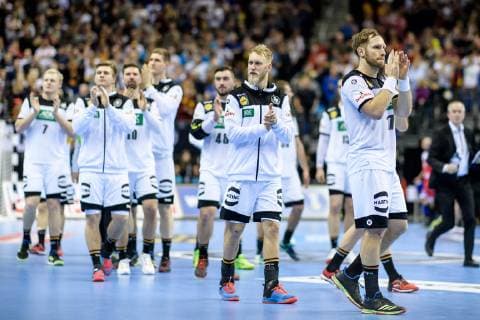 Sport Bilder des Tages Deutschland vs Russland, Handball Weltmeisterschaft 2019, 14.01.2019 Enttäuschte deutsche Spieler um Steffen Weinhold (GER 17) und Matthias Musche (GER 37) nach dem Spiel zwischen Russland und Deutschland bei der Handball Weltmeisterschaft in Berlin am 14.01.2019, , Berlin BER Germany Mercedes-Benz-Arena