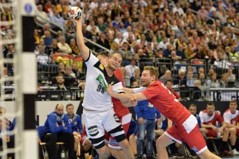 Handball, Herren, Weltmeisterschaft 2019 in Deutschland und Dänemark, Gruppe A, 3. Spieltag, Deutschland - Russland, Dmitrii Kiselev (Nr. 5, Russland), Paul Drux (Nr. 95, Deutschland), Vitaly Komogorov (Nr. 34, Russland), 14.01.19, Copyright: xMichaelxHundtx xMatthiasxKochx