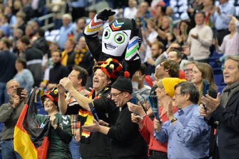 Handball, Herren, Weltmeisterschaft 2019 in Deutschland und Dänemark, Gruppe A, 3. Spieltag, Deutschland - Russland, Fans der deutschen Nationalmannschaft mit WM-Maskottchen Stan in der Mercedes-Benz Arena, 14.01.19, Copyright: xMichaelxHundtx xMatthiasxKochx