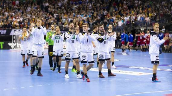 Die deutsche Mannschaft nach dem Unentschieden. Russland vs. Deutschland, Vorrunde, Handball, IHF Handball Weltmeisterschaft, 14.01.19 Berlin Berlin Germany Mercedes-Benz-Arena Copyright: xAgentur54Gradx xFelixxKoenigx