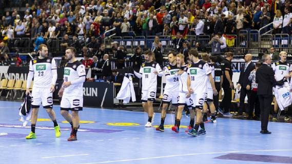 Die deutsche Mannschaft um Steffen Faeth (Nr. 23, Deutschland), Jannik Kohlbacher (Nr. 48, Deutschland), Fabian Wiede (Nr. 10, Deutschland), Patrick Groetzki (Nr. 24, Deutschland), Matthias Musche (Nr. 37, Deutschland) und Fabian Boehm (Nr. 38, Deutschland) nach dem Unentschieden. Russland vs. Deutschland, Vorrunde, Handball, IHF Handball Weltmeisterschaft, 14.01.19 Berlin Berlin Germany Mercedes-Benz-Arena Copyright: xAgentur54Gradx xFelixxKoenigx