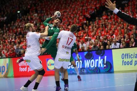 26th Mens Handball World Championship WM Weltmeisterschaft Daenemark vs Saudi-Arabien, 14.01.19 Alsalem (Saudi-Arabien, 57) gegen Henrik Moellgaard Jensen (Daenemark, 21) und Lasse Svan Lasse (Daenemark, 17)