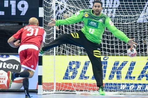 Deutschland , Berlin , Mercedes Benz Arena , IHF Handball Weltmeisterschaft der Maenner , Deutschland 12 Silvio Heinevetter ( GER ) - Russland 31 Timur Dibirov ( RUS )