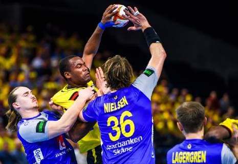 190114 Adelino Pestana of Angola against Lukas Nilsson and Jesper Nielsen during the IHF World Handball Championship match between Sweden and Angola on January 14, 2019 in Copenhagen. Photo: Ludvig Thunman BILDBYRN kod LT 35578 Copyright: LUDVIGxTHUNMAN BB190114LT012