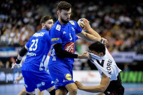 Frankreich vs Korea, Handball Weltmeisterschaft 2019, 14.01.2019 Nedim Remili (FRA 5) und Kyong Song Ri (COR 2) beim Spiel zwischen Frankreich und Korea bei der Handball Weltmeisterschaft in Berlin am 14.01.2019, , Berlin BER Germany Mercedes-Benz-Arena