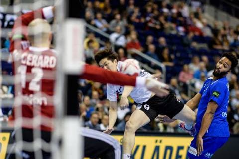 Frankreich vs Korea, Handball Weltmeisterschaft 2019, 14.01.2019 Taehun Jo (COR 9) mit einem Tor gegen Vincent Gerard (FRA 12) und Michael Guigou (FRA 21) beim Spiel zwischen Frankreich und Korea bei der Handball Weltmeisterschaft in Berlin am 14.01.2019, , Berlin BER Germany Mercedes-Benz-Arena