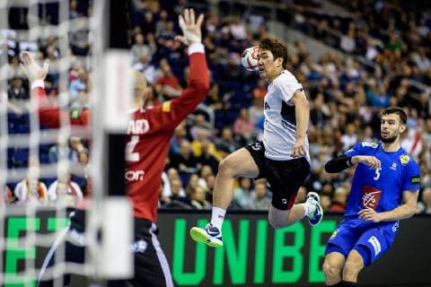 Frankreich vs Korea, Handball Weltmeisterschaft 2019, 14.01.2019 Dongmyung Kim (COR 15) gegen Vincent Gerard (FRA 12) mit Nedim Remili (FRA 5) beim Spiel zwischen Frankreich und Korea bei der Handball Weltmeisterschaft in Berlin am 14.01.2019, , Berlin BER Germany Mercedes-Benz-Arena