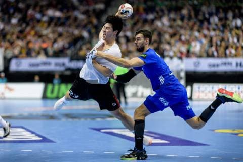 Frankreich vs Korea, Handball Weltmeisterschaft 2019, 14.01.2019 Kwangsoon Park (COR 23) und Nedim Remili (FRA 5) beim Spiel zwischen Frankreich und Korea bei der Handball Weltmeisterschaft in Berlin am 14.01.2019, , Berlin BER Germany Mercedes-Benz-Arena