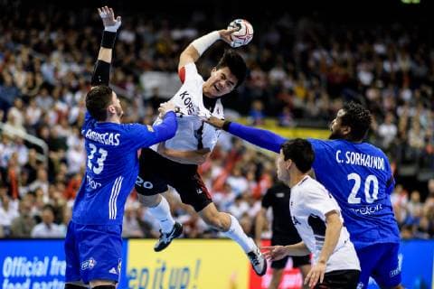 Sport Bilder des Tages Frankreich vs Korea, Handball Weltmeisterschaft 2019, 14.01.2019 Ludovic Fabregas (FRA 23) gegen Kwangsoon Park (COR 23) mit Cedric Sorhaindo (FRA 20) beim Spiel zwischen Frankreich und Korea bei der Handball Weltmeisterschaft in Berlin am 14.01.2019, , Berlin BER Germany Mercedes-Benz-Arena