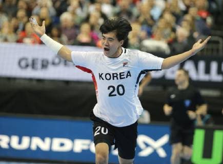HANDBALL - WM 2019 - Korea vs. France - 14.01.2019, GRUPPE A - Korea vs. France, Jubel Tan Kang (Korea), rene vigneron Â© rscp-photo.net,