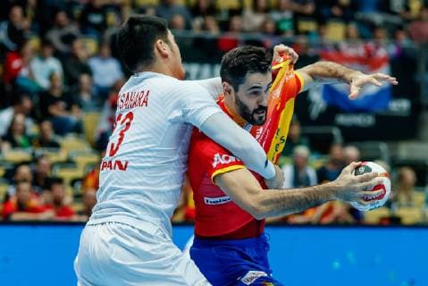 Muenchen, Deutschland, 14.01.2019, IHF Handball WM 2019, Gruppe B, Spanien - Japan, Kenya Kasahara (JPN) und Raul Entrerrios Rodriguez (ESP) im Zweikampf ( DeFodi048