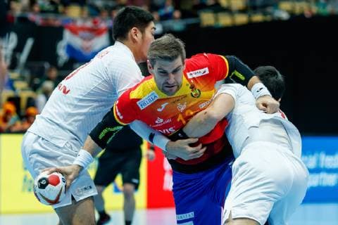 Muenchen, Deutschland, 14.01.2019, IHF Handball WM 2019, Gruppe B, Spanien - Japan, Kenya Kasahara (JPN), Julen Aguinagalde Aquizu (ESP) und Jin Watanabe (JPN) im Zweikampf ( DeFodi048
