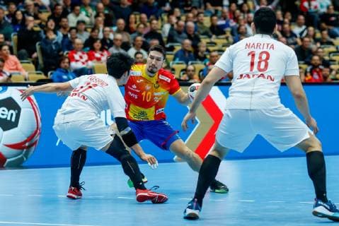 Muenchen, Deutschland, 14.01.2019, IHF Handball WM 2019, Gruppe B, Spanien - Japan, Tatsuki Yoshino (JPN) und Alex Dujshebaev Dovichebaeva (ESP) im Zweikampf ( DeFodi048