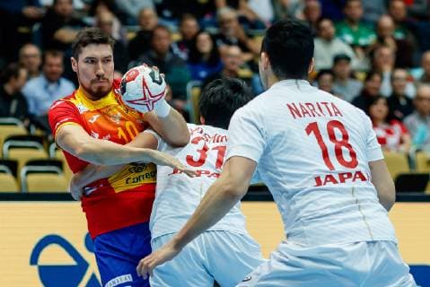 Muenchen, Deutschland, 14.01.2019, IHF Handball WM 2019, Gruppe B, Spanien - Japan, Tatsuki Yoshino (JPN) und Alex Dujshebaev Dovichebaeva (ESP) im Zweikampf ( DeFodi048