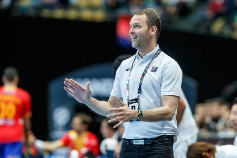 Muenchen, Deutschland, 14.01.2019, IHF Handball WM 2019, Gruppe B, Spanien - Japan, Trainer Dagur Sigurdsson (JPN) gestikuliert, gestik ( DeFodi048