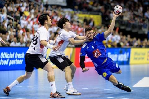 Frankreich vs Korea, Handball Weltmeisterschaft 2019, 14.01.2019 l-r: Chnageun Ku (COR 88), Beom-Mun Choi (COR 5) und Nedim Remili (FRA 5) beim Spiel zwischen Frankreich und Korea bei der Handball Weltmeisterschaft in Berlin am 14.01.2019, , Berlin BER Germany Mercedes-Benz-Arena