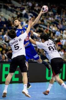 Frankreich vs Korea, Handball Weltmeisterschaft 2019, 14.01.2019 Beom-Mun Choi (COR 5), Nedim Remili (FRA 5) und Chnageun Ku (COR 88) beim Spiel zwischen Frankreich und Korea bei der Handball Weltmeisterschaft in Berlin am 14.01.2019, , Berlin BER Germany Mercedes-Benz-Arena