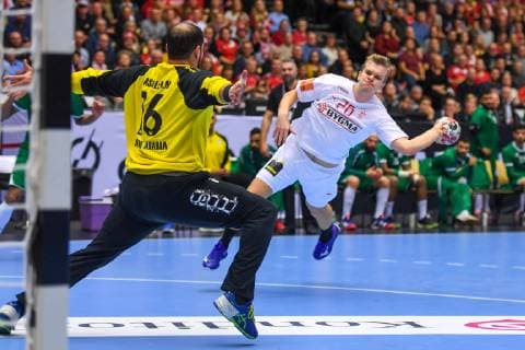 HANDBALL - IHF WC, DEN vs KSA HERNING,DENMARK,14.JAN.19 - HANDBALL - IHF Men s World Championships, international match Länderspiel Denmark vs Saudi Arabia. Image shows Mohammad Alsalem (KSA) and Johan P. Hansen (DEN). GEPAxpictures xOliverxLerch