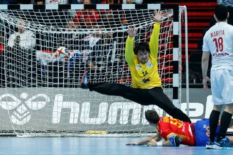 Muenchen, Deutschland, 14.01.2019, IHF Handball WM 2019, Gruppe B, Spanien - Japan, Adrian Figueras Trejo (ESP) und Torwart Akihito Kai (JPN) im Zweikampf ( DeFodi048
