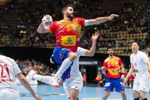 Handball WM, 2019, Vorrunde, Gruppe B, München, Olympiahalle, Begegnung Spanien - Japan, im Bild: Raul Entrerrios, Eduardo Gurbindo, Kohei Narita , @Martin Hangen hangenfoto