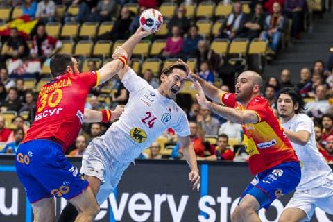Muenchen, Deutschland 14. Januar 2019: WM 2019 Männer - Gruppe B - Spanien vs. Japan v.li. Gedeon Guardiola (Spanien Rhein-Neckar Loewen), Hiroki Shida (Japan), Joan Canellas (Spanien) Muenchen Olympiahalle Bayern Deutschland