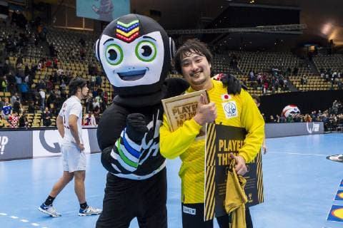 Sport Bilder des Tages Muenchen, Deutschland 14. Januar 2019: WM 2019 Männer - Gruppe B - Spanien vs. Japan WM Maskottchen Stand und Player of the MAtch Akihito Kai (Japan) Muenchen Olympiahalle Bayern Deutschland