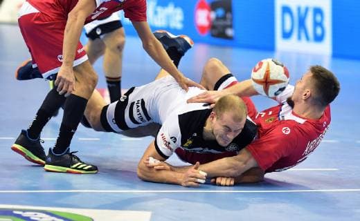 Paul Drux (Deutschland), im Zweikampf mit Egor Evdokimov (Russland), Russland-Deutschland Russia-Germany IHF Handball Weltmeisterschaft 2019, Hanball World Championship WM Weltmeisterschaft 2019, Herren, Männer, Maenner, men, Handball, Deutschland, Germany, Vorrunde, Gruppe A, group A Berlin, 14.1.2019